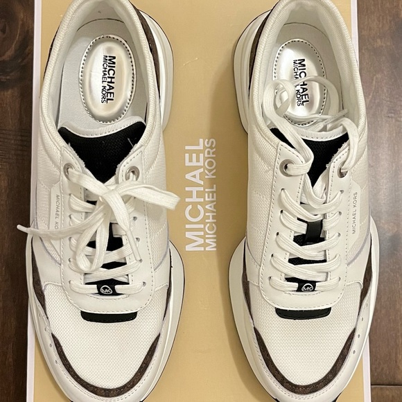 MICHAEL KORS WOMENS ATHLETIC SHOES SIZE 9,5 NEW IN THE BOX - Picture 5 of 8